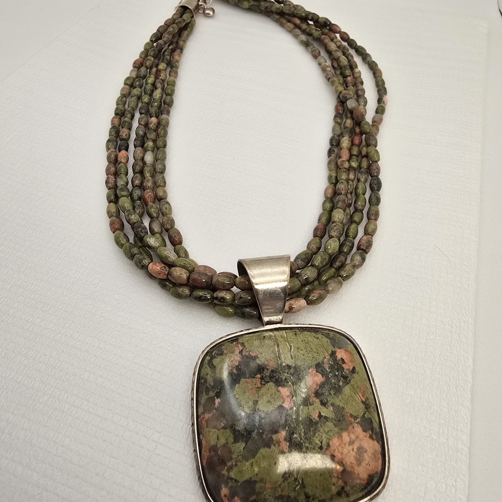 Elegant Green and Pink Stone Necklace - Picture 10 of 10